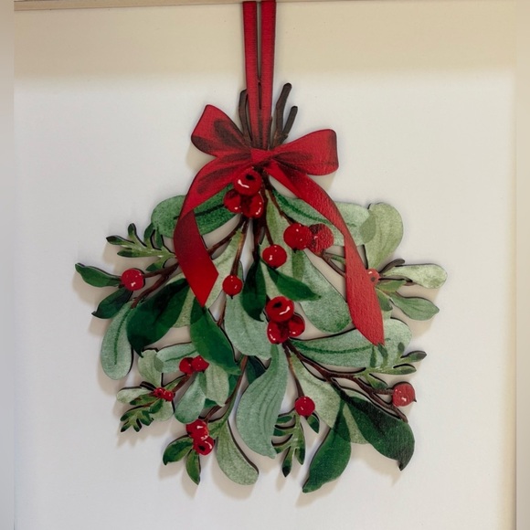 NWT “let’s kiss under the mistletoe” Christmas Xmas wooden wall decor sign pic - Picture 2 of 5